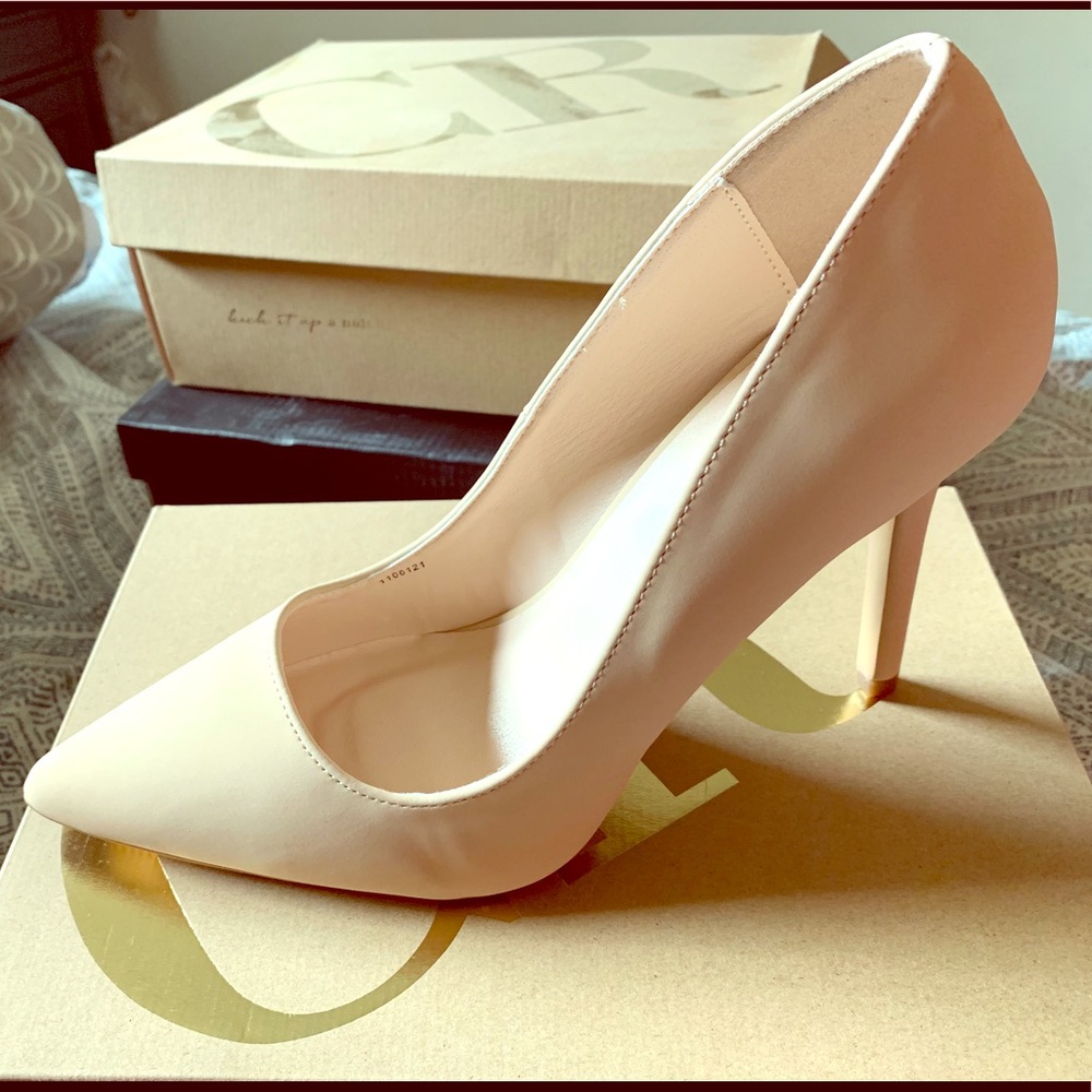 Nude pointy pumps